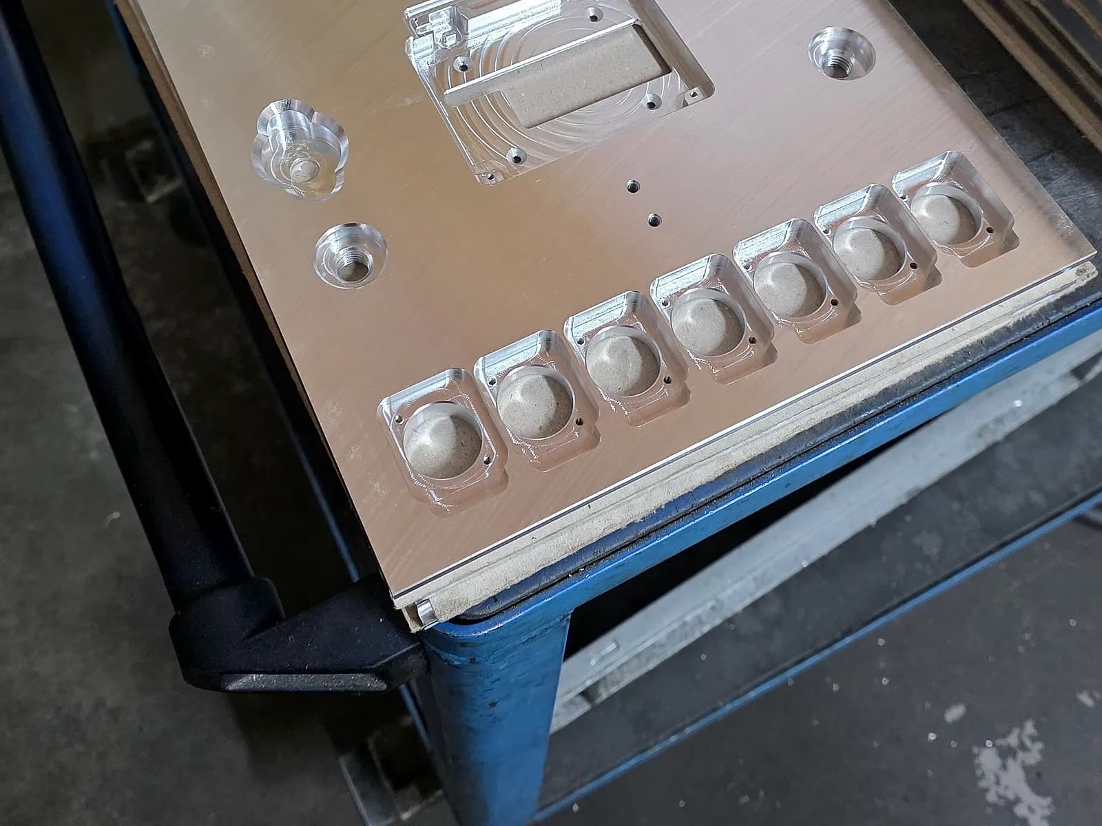 Frontplatte mit Ausschnitten – Aluminium · gefräst