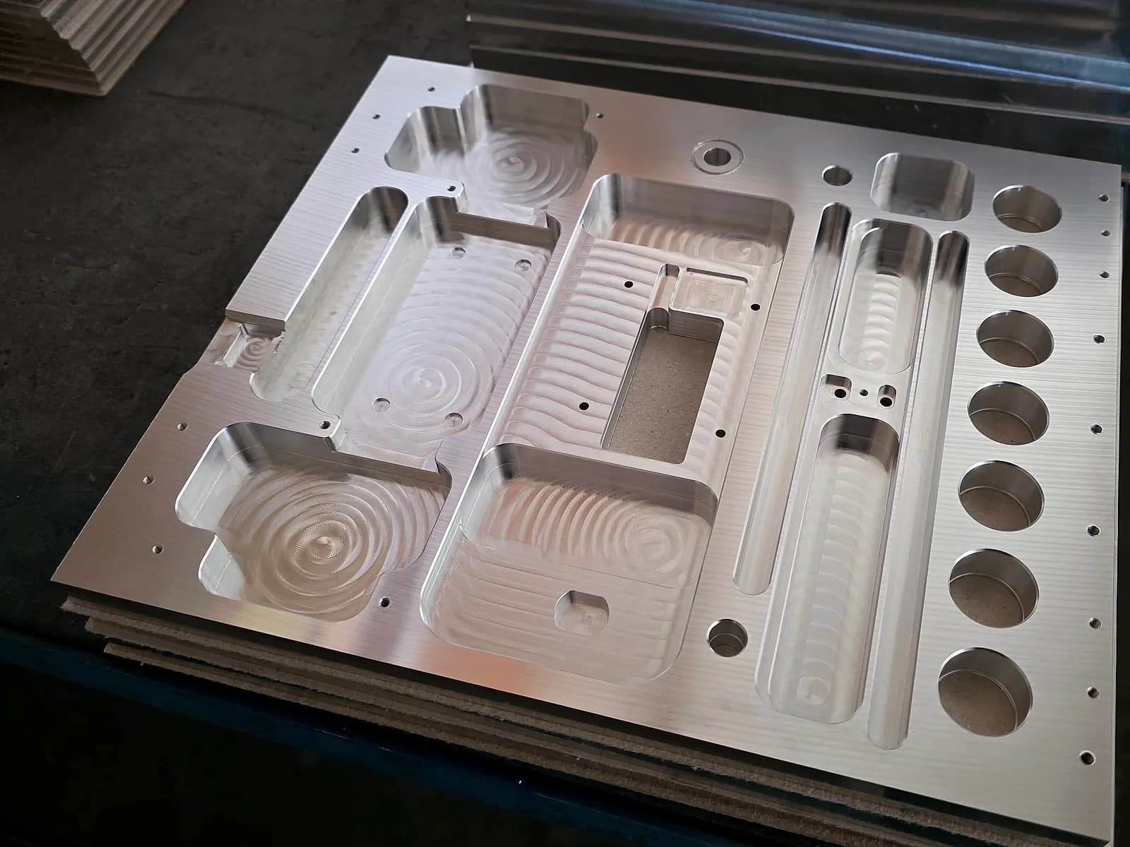 Montageplatte mit Taschen und Bohrbild – Aluminium · gefräst