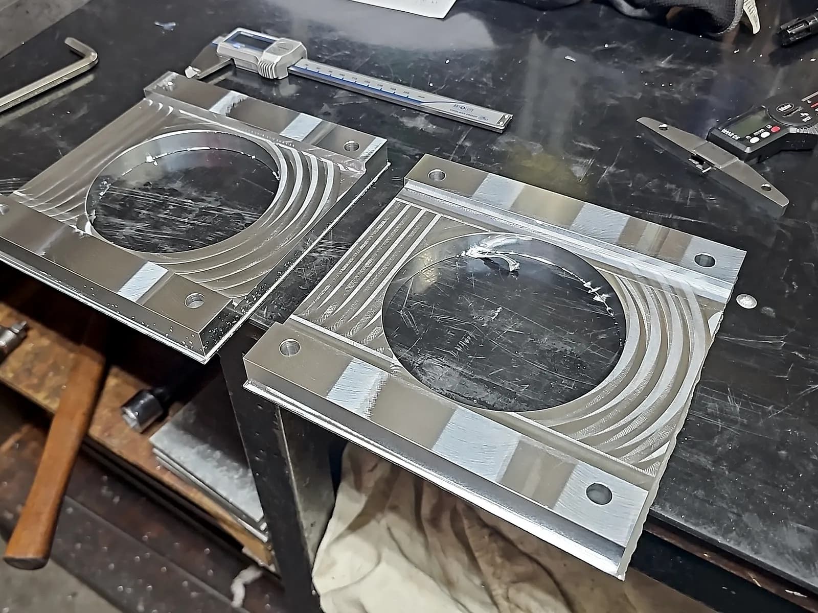 Platten mit Ausfräsungen – gefräst